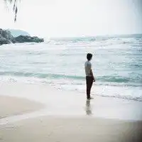 求一组好看的qq头像在海边的
