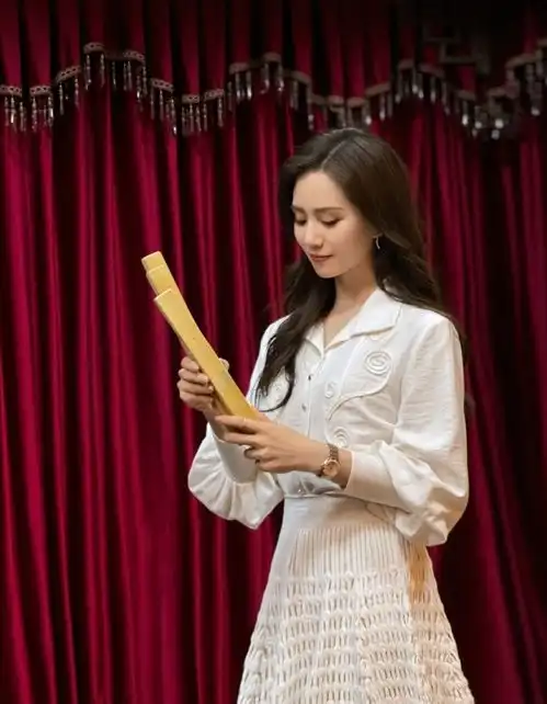 刘诗诗气质挺名媛,黑白套装穿出霸气范儿笑容甜美干净
