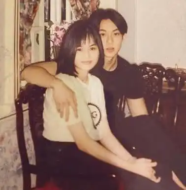 单身人设崩塌28岁女星被拍与年下男牵手见婆家,此前刚说没对象
