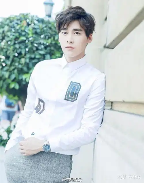 女孩儿为什么喜欢男生穿白衬衫
