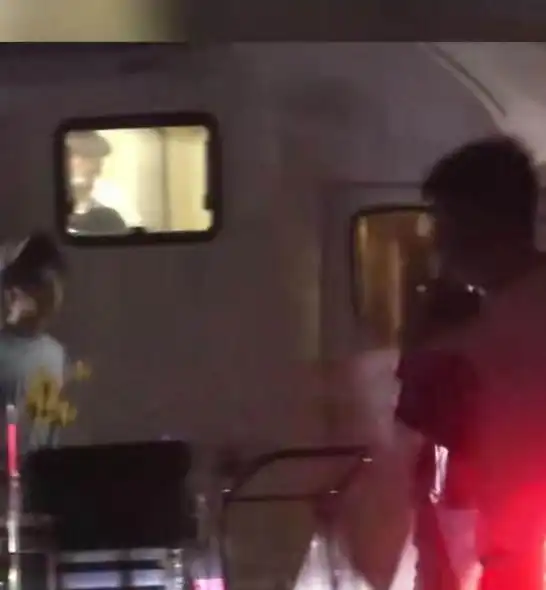 关晓彤深夜看男友,鹿晗满脸笑意很甜,两人前后脚回酒店
