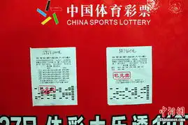 男子戴孙悟空面具领奖
