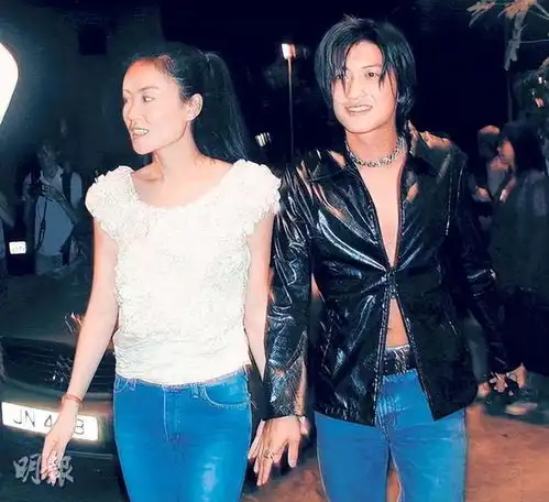 王菲谢霆锋日本回国,王菲用拳头捶男友撒娇,脖子上大疙瘩引热议
