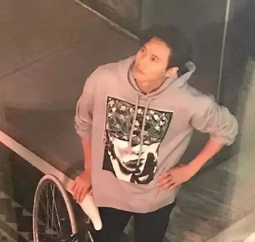网友偶遇42岁初代男神,哥哥是24岁吧,这颜也太保鲜了
