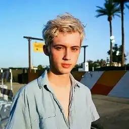 头像上帝为你关上门,一定会为你打开一扇窗,可惜你太胖
