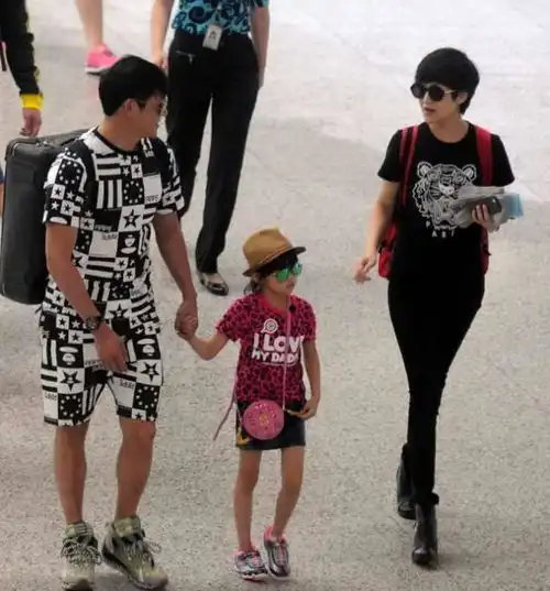 陆毅有男子气概,倒三角身材穿休闲装,气质又man又迷人
