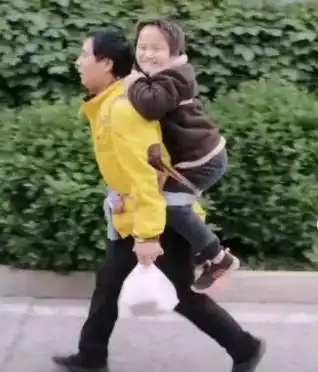 深夜,湖北自闭症男孩独自出现在重庆街头,竟是被亲生爷爷千里遗弃
