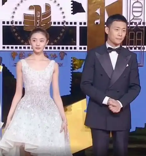 金鸡奖暴露明星真实状态佟丽娅妆面脏显油腻,贾玲比沈腾还胖
