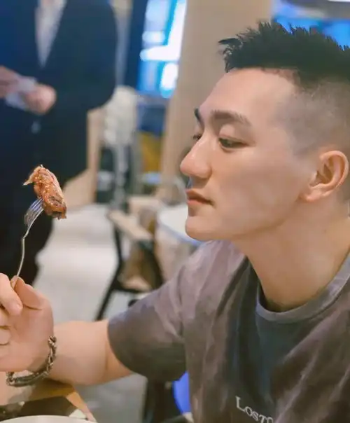 张馨予罕见高调秀恩爱晒军人老公侧颜帅男明星,穿国货竟不输大牌
