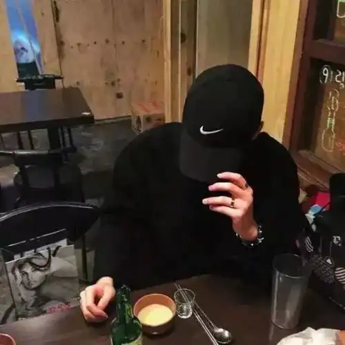 个性戴帽子头像
