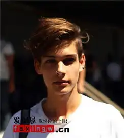 这图里面的男是什么颜色头发
