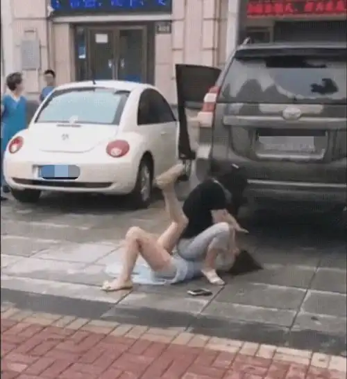闹大了男人开豪车载小三被堵,原配骑小三身上抠,男人偷偷溜走
