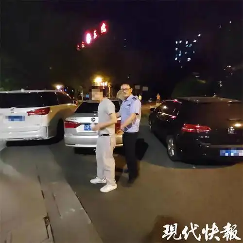 男子涉嫌醉驾,送医血检途中竟冲下警车逃跑
