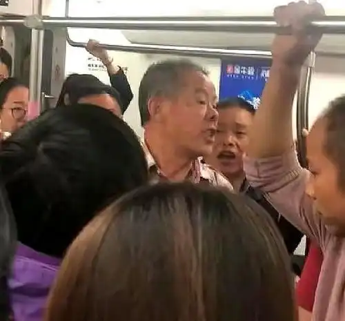 大爷地铁殴打女孩惹众怒,乘客推出车厢暴打,网友打得好
