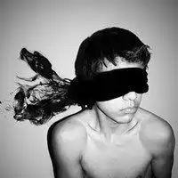 求qq皮肤男生伤感背影加一些场景越多越好大点的