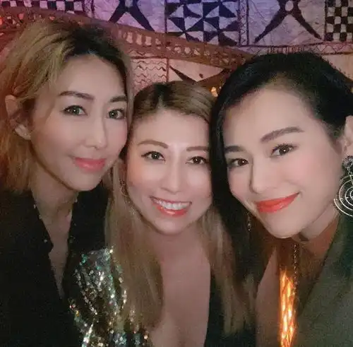 胡杏儿夫妇合体庆祝酒吧开业3周年,李乘德身边美女云集艳福不浅
