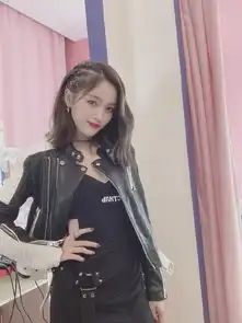 组图吴宣仪皮衣短裙大露长腿朋克风半头编发潮酷十足
