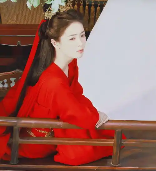 白鹿临江仙杀青照好美红衣霸气笑容甜,男主银发不输相柳
