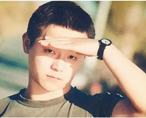 原来是一大家子窦颖妹窦唯前妻王菲王菲男友谢霆锋谢霆锋情敌李亚鹏李亚鹏前女友瞿颖瞿颖现男友张亚东
