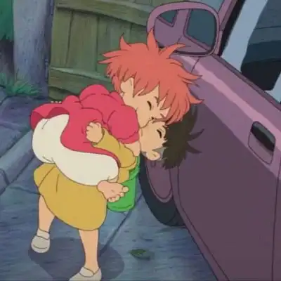 波妞宗介情头两个一起波妞和宗介高清情头双人拥抱
