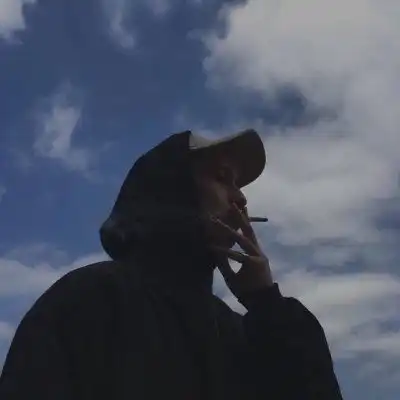 戴黑色和白色帽子的男生抽烟头像
