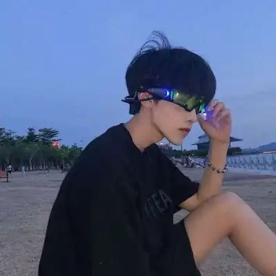 2021很潮流的帅气酷酷男生微博头像如果你有空就陪我过春天吧
