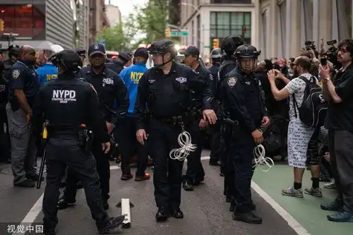 美国警察向高校示威者喷胡椒喷雾
