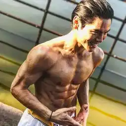 一个向佐一个向佑,同样的环境不同的人生
