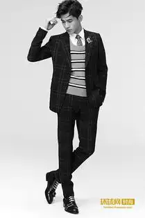 乔振宇西装写真曝光温暖优雅演绎质感时尚
