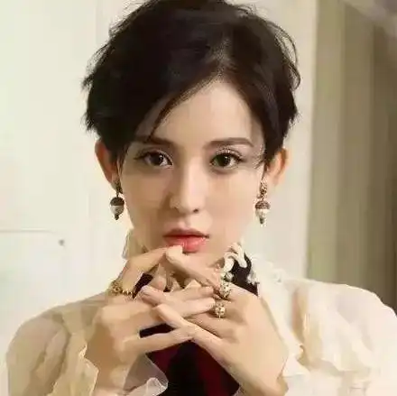 耳环怎么搭配看这些最会搭耳环的女星
