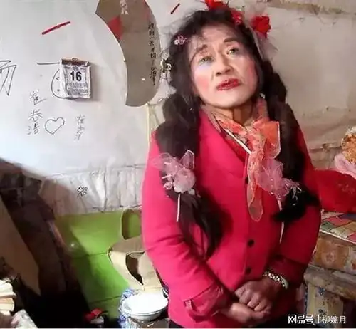 65岁过气网红大喜哥拾荒20年还清18万,男扮女装的他如今怎样了
