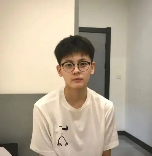 新一代人间扳手雌雄难辨184身高配6块腹肌,颜值身材男生都羡慕
