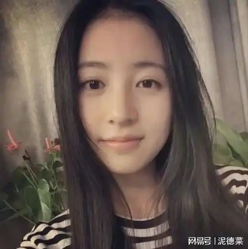 周雨彤的早期魅力肉嘟嘟的脸蛋,月牙般的笑容,你还记得吗
