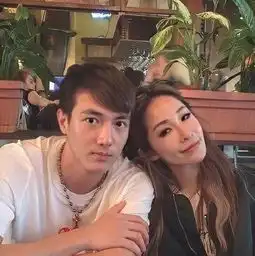 萧亚轩与第10任男友框像母子,网友谁都会变老,萧亚轩男友不会
