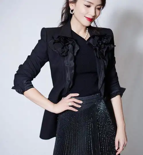 刘涛亮相,穿黑色西装搭不规则长裙,看着很酷又不丢女人味
