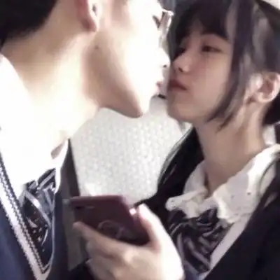 情头像情侣双人两张甜接吻一对两张怀里亲嘴图片
