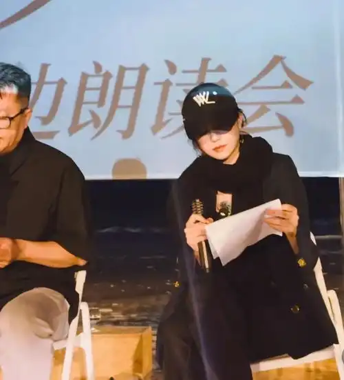 陈妍希在阿那亚参加朗读会,大夏天穿大衣戴围巾,网友不热吗
