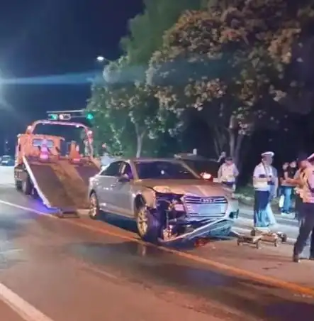 江苏扬州高邮一95后年轻男子开豪车疯狂撞人,知情人透露内幕
