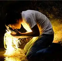 在阳光下在大海边唯美的黄昏意境男生头像忘掉回忆,点点涟漪
