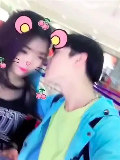 网红男子凭长得帅到处勾搭亲吻美女,女子无一拒绝,甚至投怀送抱

