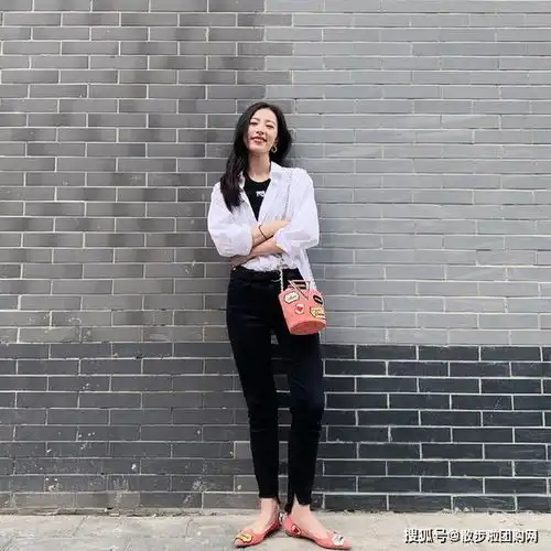 周雨彤穿西装内搭三条蝴蝶结真大胆,不愧是肖战女闺蜜