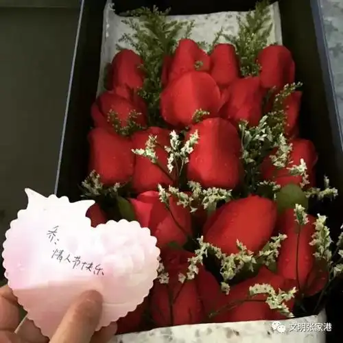 情人节这位美女老师收到多束匿名表白玫瑰,然而她却...文明天天看