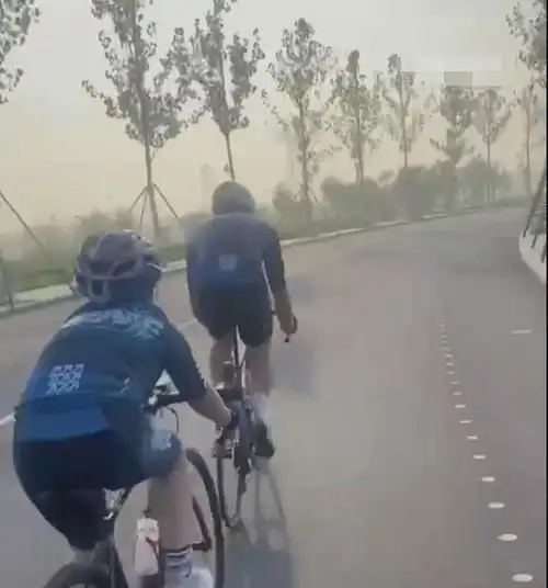 父亲带孩子骑行,男孩摔倒遭车辆碾压,司机被要求下跪
