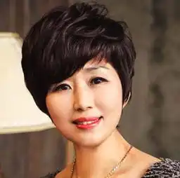 适合年龄偏大的中年女士短发发型
