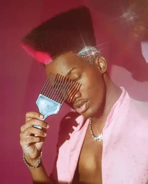 粉色男孩谁说颜色有性别之分
