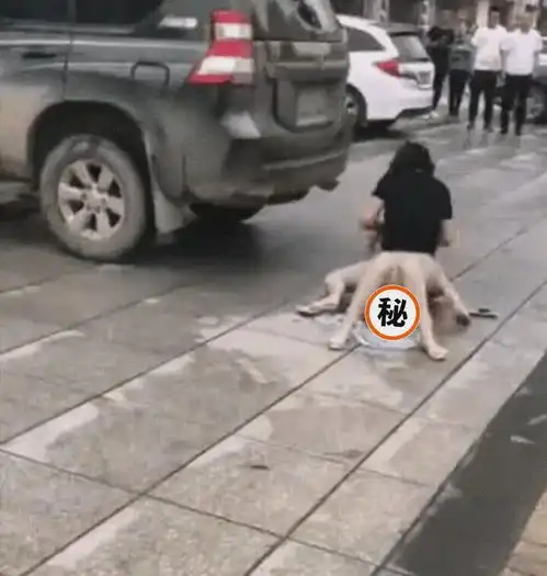 闹大了男人开豪车载小三被堵,原配骑小三身上抠,男人偷偷溜走
