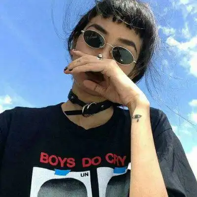 墨镜女头像霸气范酷女孩头像戴墨镜侧脸
