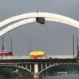 汉中一男子爬上桥顶,欲跳桥...

