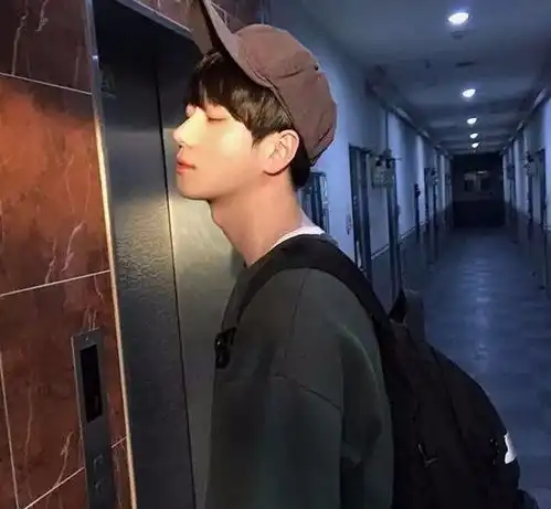 男生这样拍照,看起来斯文又帅气
