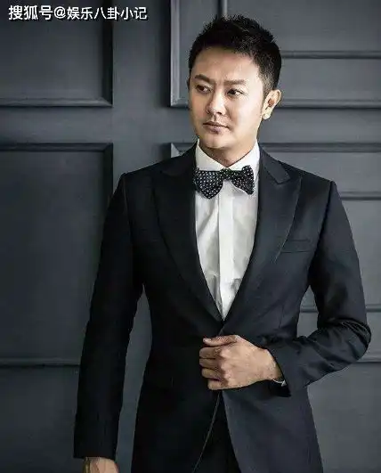 他曾比黄晓明还红,却被两个女人毁了一生,堪称娱乐圈最惨男星
